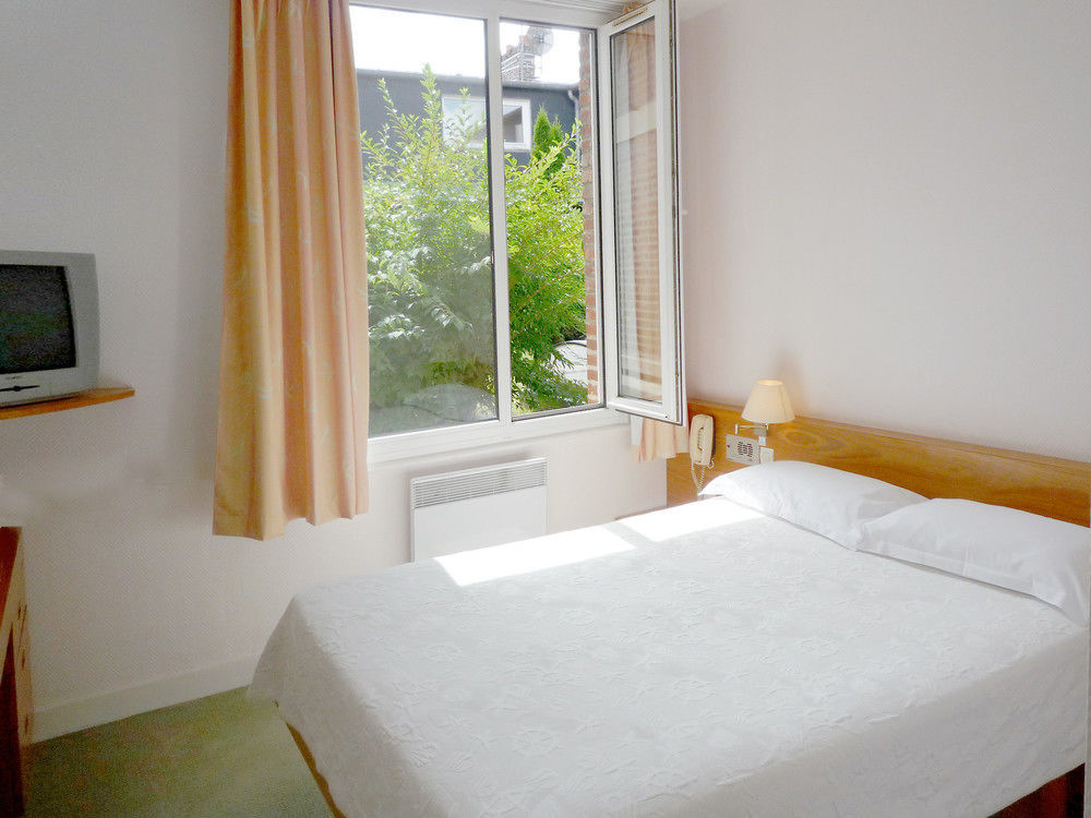 Hotel & Restaurant Le Cardinal Poix-de-Picardie エクステリア 写真