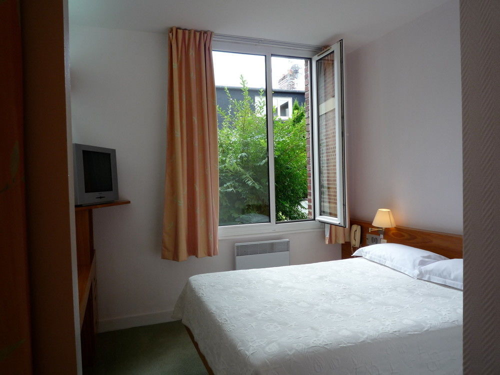 Hotel & Restaurant Le Cardinal Poix-de-Picardie エクステリア 写真