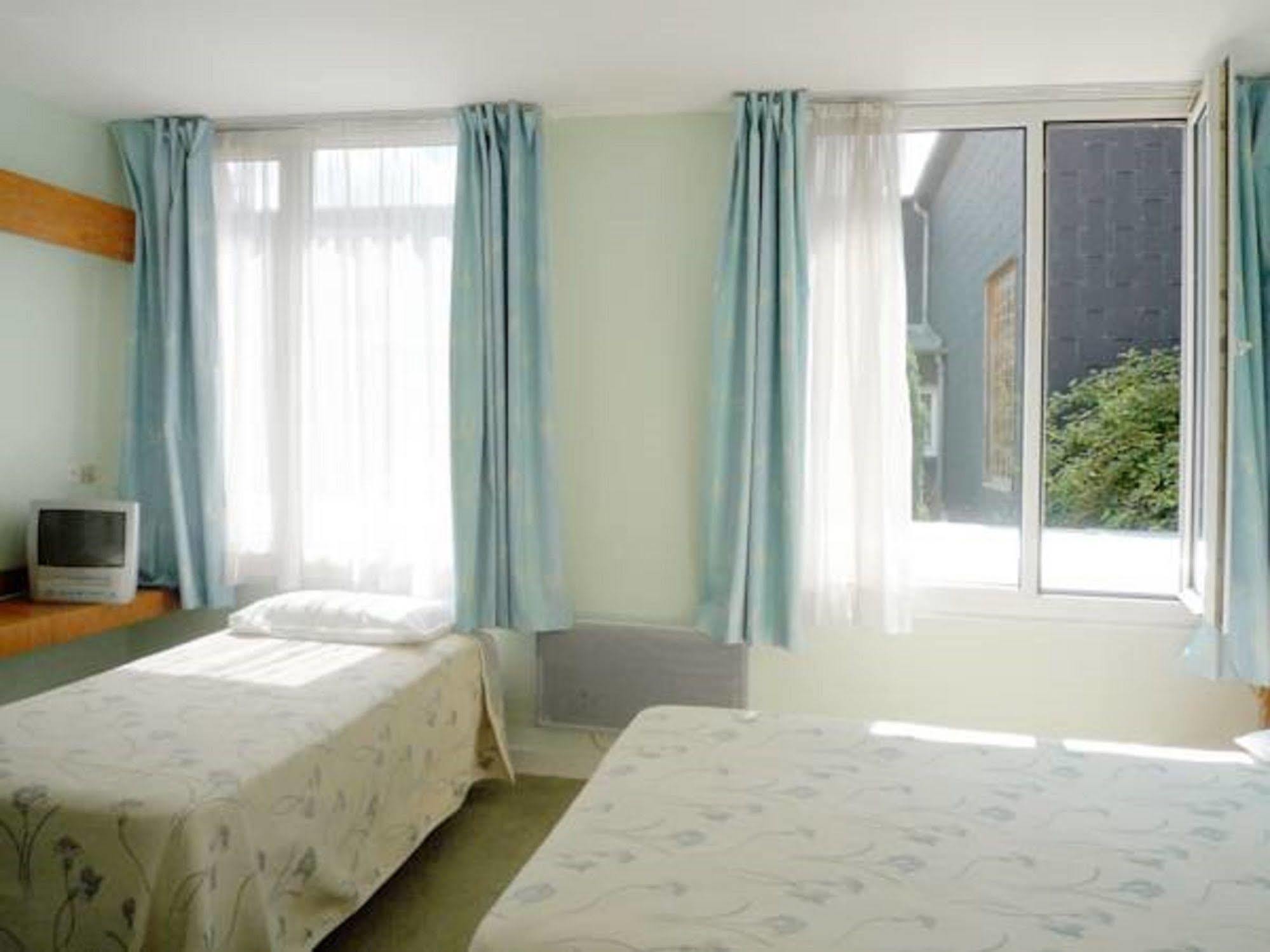 Hotel & Restaurant Le Cardinal Poix-de-Picardie エクステリア 写真